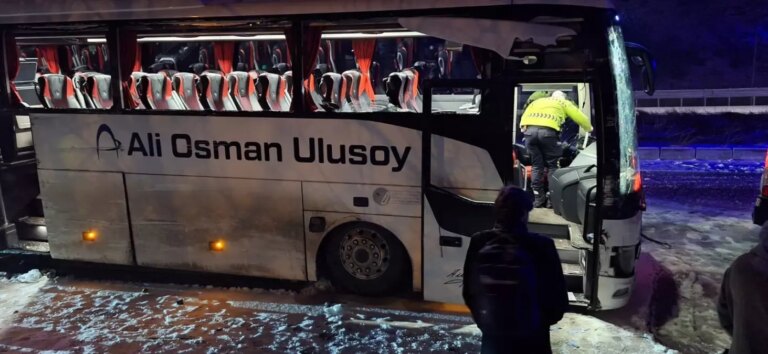 gumushanede-kaygan-yolda-otobus-kazasi-14-yarali-shY2fcHp.jpg